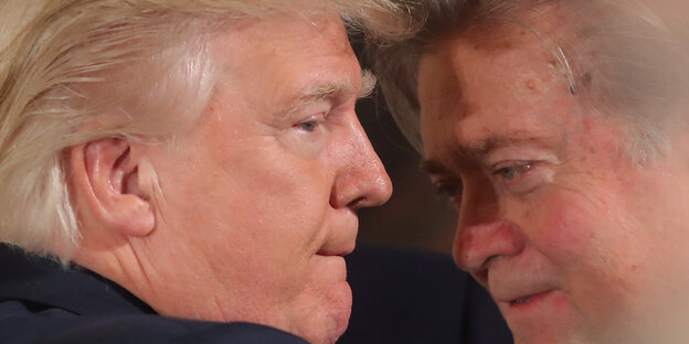 Donald Trump und Steve Bannon stecken die Köpfe zusammen Donald Trump und Steve Bannon stecken die Köpfe zusammen