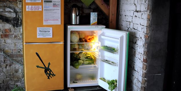 Ein Fairteiler-Kühlschrank voller Salat in Berlin Ein Fairteiler-Kühlschrank voller Salat in Berlin