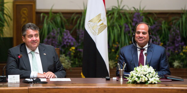 Sigmar Gabriel sitzt neben Ägyptens Präsident Al-Sisi an einem Tisch, zwischen ihnen eine Fahne Sigmar Gabriel sitzt neben Ägyptens Präsident Al-Sisi an einem Tisch, zwischen ihnen eine Fahne