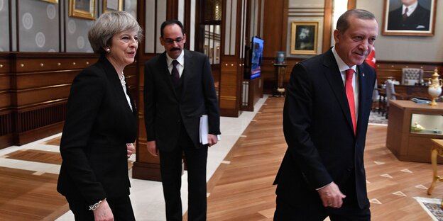 Theresa May, Recep Tayyip Erdoğan und ein weitere Mann im türkischen Präsidentenpalast Theresa May, Recep Tayyip Erdoğan und ein weitere Mann im türkischen Präsidentenpalast