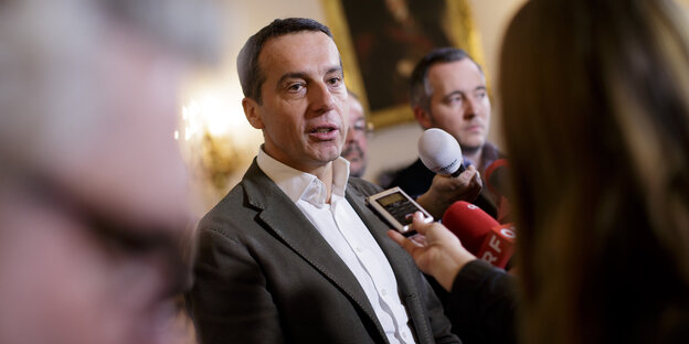 Österreichs Bundeskanzler Christian Kern spricht in ein Mikro Österreichs Bundeskanzler Christian Kern spricht in ein Mikro