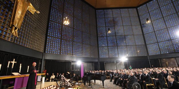 Heiner Koch predigt in der Kaiser-Wilhelm-Gedächtniskirche Heiner Koch predigt in der Kaiser-Wilhelm-Gedächtniskirche