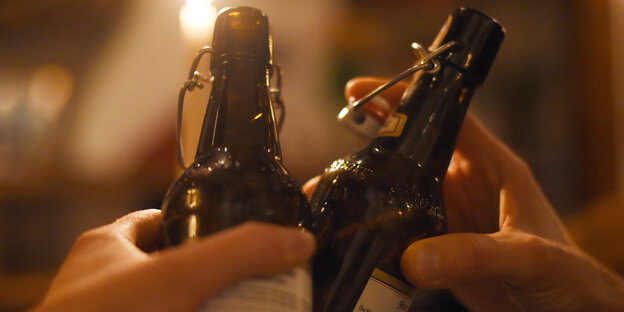 Anstoßen mit Bierflaschen Anstoßen mit Bierflaschen