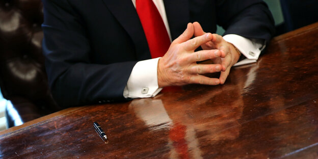 Trumps Hände neben einem Kulli Trumps Hände neben einem Kulli