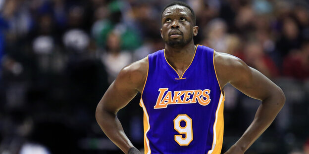 Ein Spieler der Los Angeles Lakers mit der Nummer 9 auf dem Trikot guckt verdrießlich Ein Spieler der Los Angeles Lakers mit der Nummer 9 auf dem Trikot guckt verdrießlich