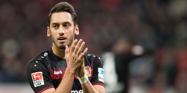 Der Fußballer Hakan Çalhanoğlu im Trikot von Bayer Leverkusen klatscht in die Hände Der Fußballer Hakan Çalhanoğlu im Trikot von Bayer Leverkusen klatscht in die Hände