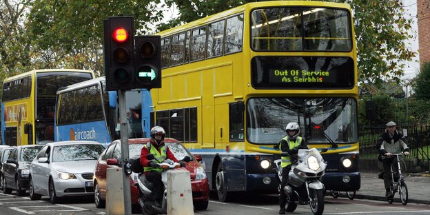 Ein Bus mit dem Schriftzug "Out of Service" steht an einer Kreuzung Ein Bus mit dem Schriftzug "Out of Service" steht an einer Kreuzung