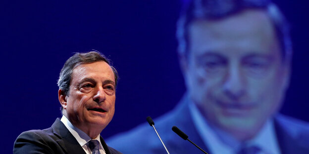 Mario Draghi an einem Rednerpult, im Hintergrund ist er nochmal zu sehen Mario Draghi an einem Rednerpult, im Hintergrund ist er nochmal zu sehen