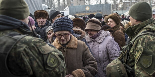 Einwohner von Awdiiwka stehen am humanitären Hilfecenter Schlange, um Essen zu bekommen und sich aufzuwärmen Einwohner von Awdiiwka stehen am humanitären Hilfecenter Schlange, um Essen zu bekommen und sich aufzuwärmen