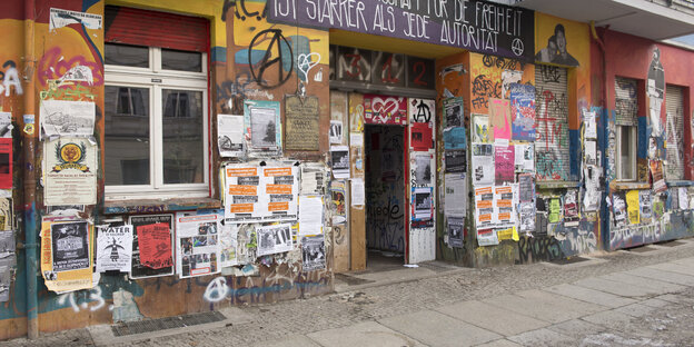 die bunt beklebte Fassade der Rigaer Straße 94 die bunt beklebte Fassade der Rigaer Straße 94