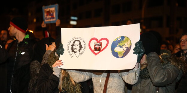 Gegendemonstranten der Uni Magdeburg bei einer AfD-Kundgebung im November 2016 Gegendemonstranten der Uni Magdeburg bei einer AfD-Kundgebung im November 2016
