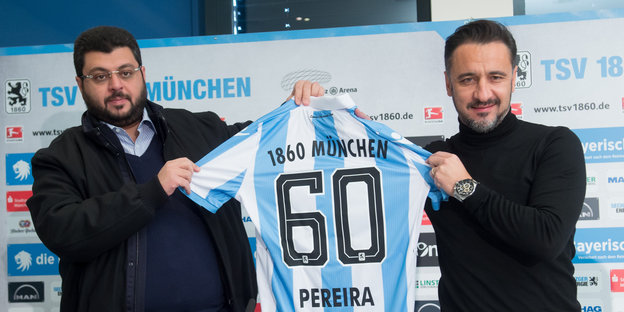 Zwei Männer und ein Trikot Zwei Männer und ein Trikot