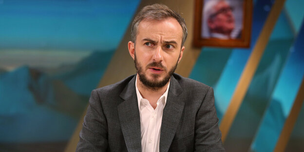 Jan Böhmermann sitzt am Schreibtisch im Studio vom Neo Magazin Royale Jan Böhmermann sitzt am Schreibtisch im Studio vom Neo Magazin Royale