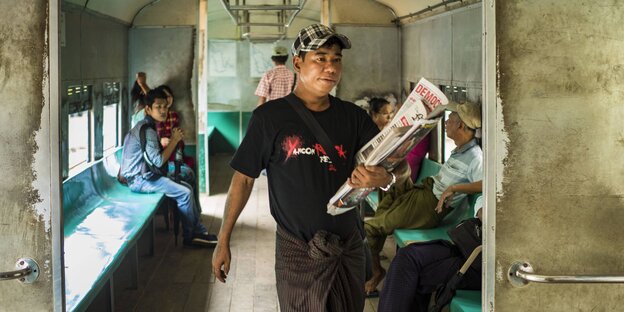 Zeitungsverkäufer in einem Zug in Yangon. Zeitungsverkäufer in einem Zug in Yangon.