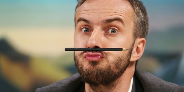 Jan Böhmermann balanciert einen schwarzen Stift auf seiner Oberlippe Jan Böhmermann balanciert einen schwarzen Stift auf seiner Oberlippe