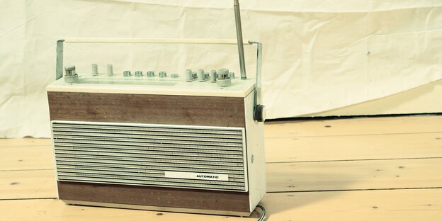 Ein Retro-Radio steht auf einem Tisch Ein Retro-Radio steht auf einem Tisch