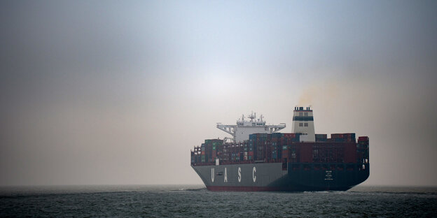 Hoch beladenes Containerschiff auf dem Wasser Hoch beladenes Containerschiff auf dem Wasser