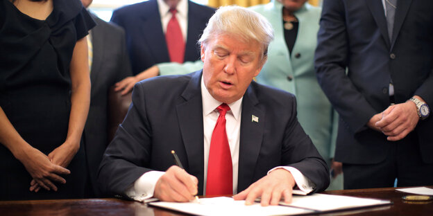 US-präsident Donald Trump unterschreibt ein Dekret US-präsident Donald Trump unterschreibt ein Dekret