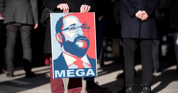 Eine Person trägt ein blau-rotes Plakat von Martin Schulz mit der Aufschrift "Mega" Eine Person trägt ein blau-rotes Plakat von Martin Schulz mit der Aufschrift "Mega"