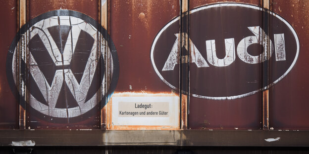 Die Embleme von VW und Audi an einem alten Güterzug Die Embleme von VW und Audi an einem alten Güterzug
