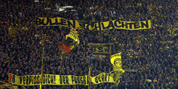 Dormunder Fußballfans mit Hassparolen gegen den RB Leipzig Dormunder Fußballfans mit Hassparolen gegen den RB Leipzig