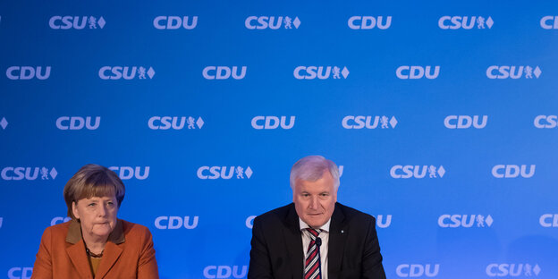 Angela Merkel und Horst Seehofer sitzen nebeneinander Angela Merkel und Horst Seehofer sitzen nebeneinander