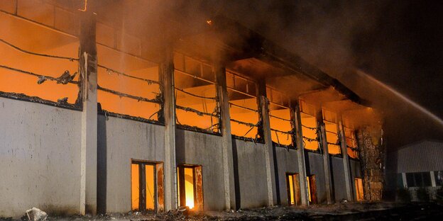 Brennende Turnhalle in Nauen