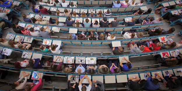 StudentInnen in einem Hörsaal StudentInnen in einem Hörsaal