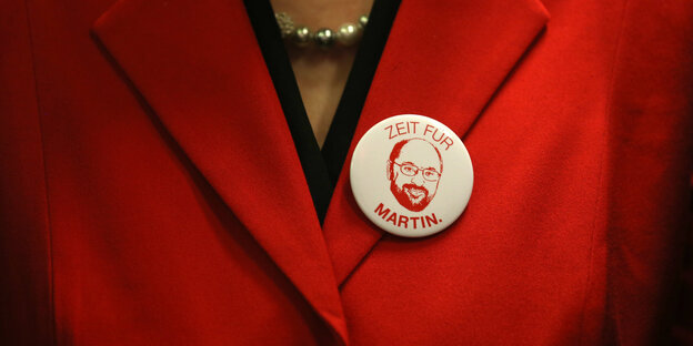 Blazer, an dem ein Button steckt, auf dem "Zeit für Martin" steht Blazer, an dem ein Button steckt, auf dem "Zeit für Martin" steht