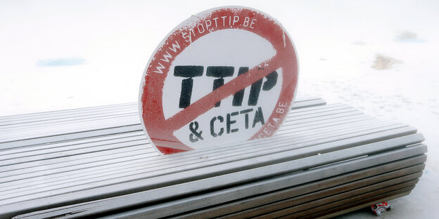 Ein Stop-TTip-Schild auf einer Parkbank Ein Stop-TTip-Schild auf einer Parkbank