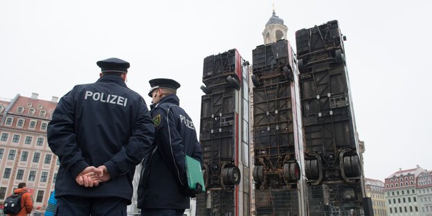 Polizisten vor einer Skulptur Polizisten vor einer Skulptur