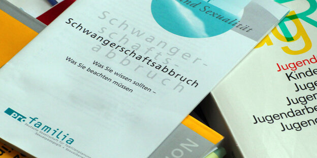 Broschüren mit Informationen zum "Schwangerschaftsabbruch" liegen auf einem Tisch Broschüren mit Informationen zum "Schwangerschaftsabbruch" liegen auf einem Tisch