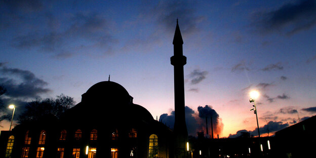 Eine Moschee in der Dämmerung Eine Moschee in der Dämmerung