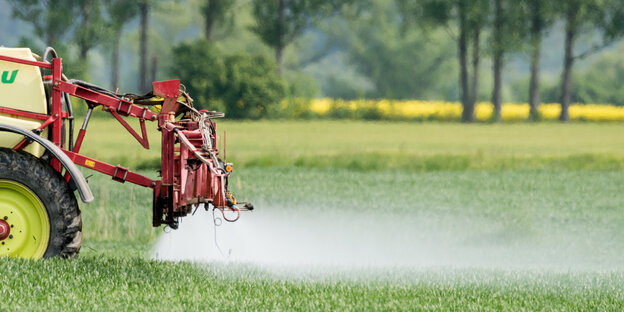 Ein Landwirt fährt mit einer Dünger- und Pestizidspritze über sein Feld Ein Landwirt fährt mit einer Dünger- und Pestizidspritze über sein Feld