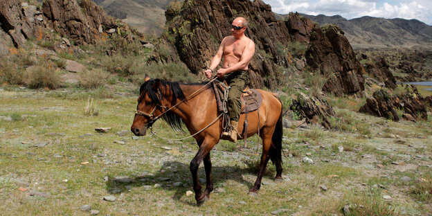 Wladimir Putin reitet oben ohne auf einem Pferd Wladimir Putin reitet oben ohne auf einem Pferd