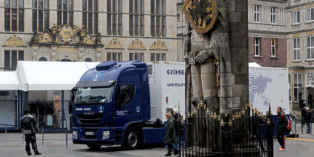 Auf dem Bremer Markt steht ein Truck der Firma Kühne+Nagel.