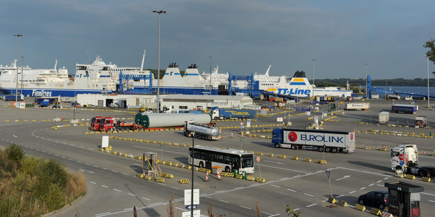 Fähren liegen im Lübecker Hafen. Fähren liegen im Lübecker Hafen.
