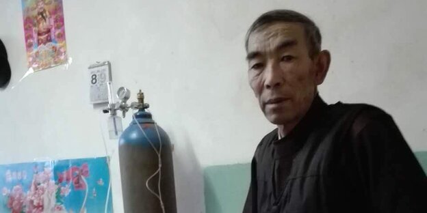 Der Bauer Wang Enlin sitzt in seinem Haus in dem Dorf Yushutun (China). Der Bauer Wang Enlin sitzt in seinem Haus in dem Dorf Yushutun (China).