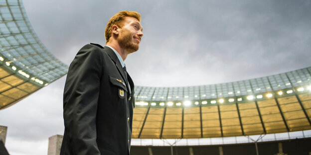 Der Diskuswurf Olympiasieger Christoph Harting läuft auf der Ehrung der Berliner Teilnehmer an den Olympischen Spiele in Rio de Janeiro im Olympiastadion in Berlin