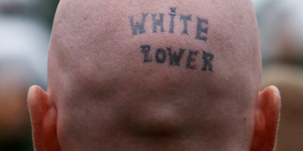 "White Power"-Tätowierung auf einem Hinterkopf "White Power"-Tätowierung auf einem Hinterkopf