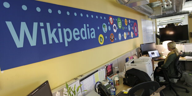 Eine Mitarbeiterin in der Wikipedia Foundation in San Francisco Eine Mitarbeiterin in der Wikipedia Foundation in San Francisco