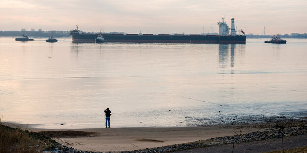 Ein Containerschiff liegt in der Elbe