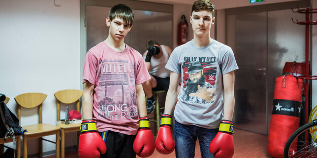 Zwei Jugendliche mit Boxhandschuhen Zwei Jugendliche mit Boxhandschuhen