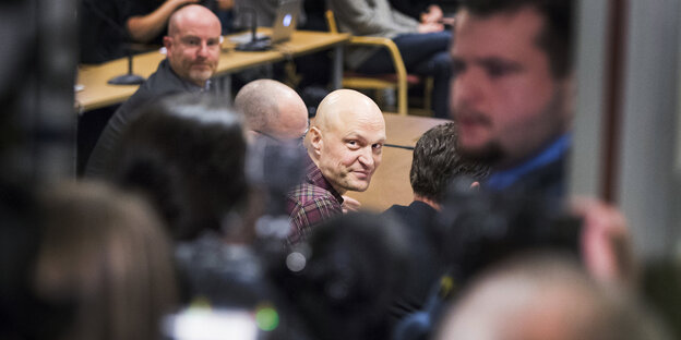 Viele Leute in einem gerichtssaal, darunter mittig Fredrik Önnevall Viele Leute in einem gerichtssaal, darunter mittig Fredrik Önnevall