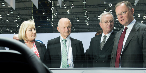 Ursula Piech, Ferdinand Piech, Martin Winterkorn und Stephan Weil in Hannover vor Beginn der Hauptversammlung der Volkswagen AG, 2013. Ursula Piech, Ferdinand Piech, Martin Winterkorn und Stephan Weil in Hannover vor Beginn der Hauptversammlung der Volkswagen AG, 2013.