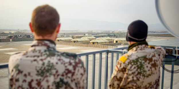 Zwei Bundeswehrsoldaten schauen von einer Terrasse über das Feldlager Camp Marmal in Masar-i-Scharif Zwei Bundeswehrsoldaten schauen von einer Terrasse über das Feldlager Camp Marmal in Masar-i-Scharif