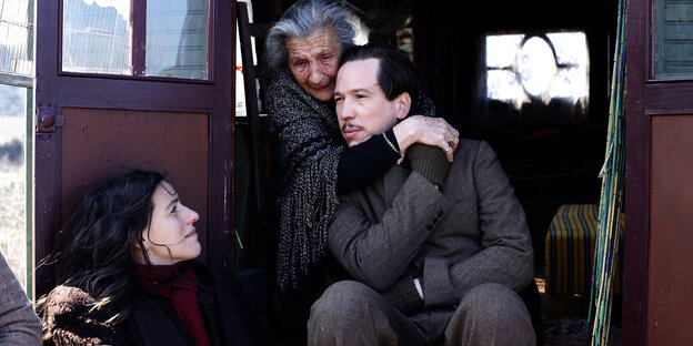 Der Schauspieler Reda Kateb, umarmt von einer älteren Frau, von unten betrachtet von einer jüngeren Frau in einer Szene im Film "Django" Der Schauspieler Reda Kateb, umarmt von einer älteren Frau, von unten betrachtet von einer jüngeren Frau in einer Szene im Film "Django"
