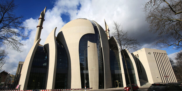 Eine Moschee vor blauem Himmel