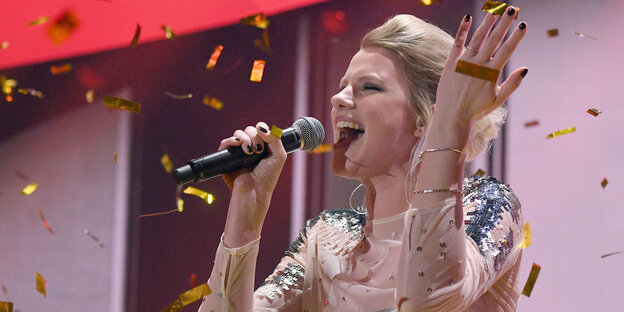 Eine Frau, Levina, singt Eine Frau, Levina, singt