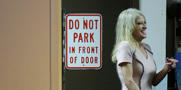 Kellyanne Conway steht lachend neben einem Schild mit der Aufschrift „Do Not Park“ Kellyanne Conway steht lachend neben einem Schild mit der Aufschrift „Do Not Park“
